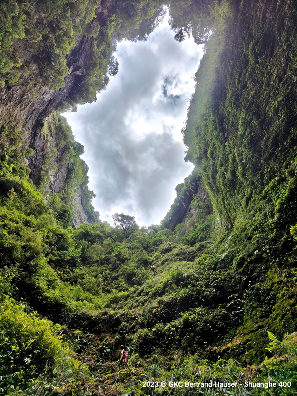 Le tiankeng de Duiwodong 堆窝洞 se situe tout au nord du réseau c'est le plus haut en altitude (1100 m) des quatres tiankeng majeurs qui jalonnent le réseau vers le sud-est (Réseau de Shuanghedong 双河洞 - Guizhou 贵州省, Zunyi 遵义市, Zheng'an 正安)